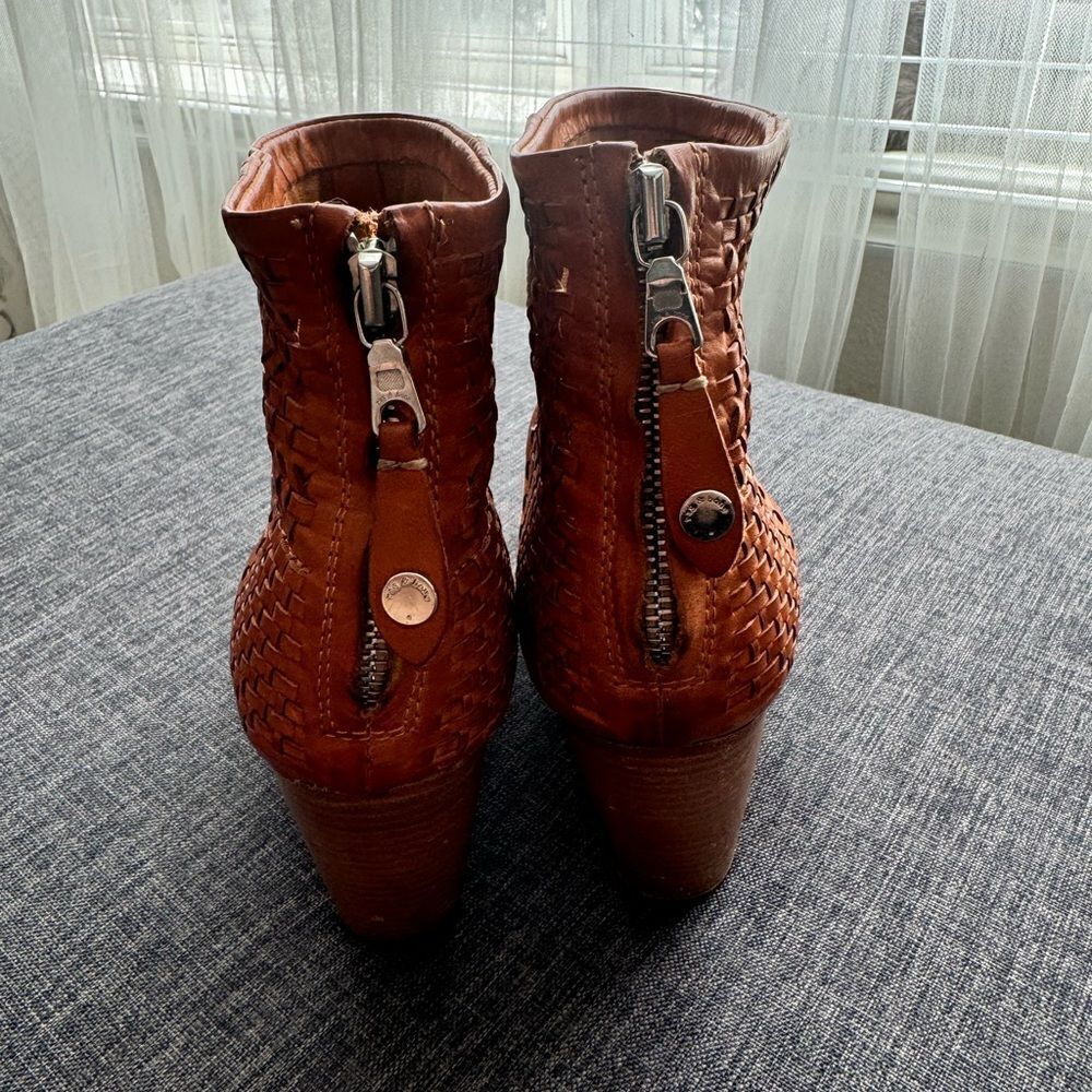 Rag&Bone Leather Newbury Bootie
Boot Tan/Lt.Brown Size 39 - Picture 7 of 16